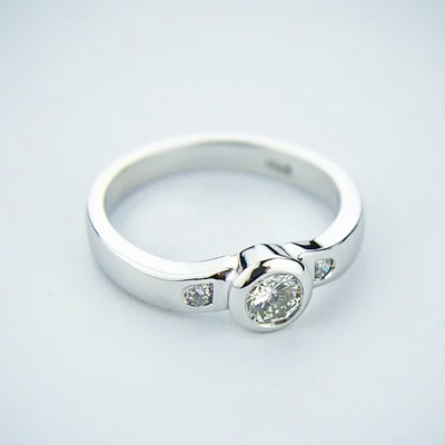 925银镶嵌钻石戒指