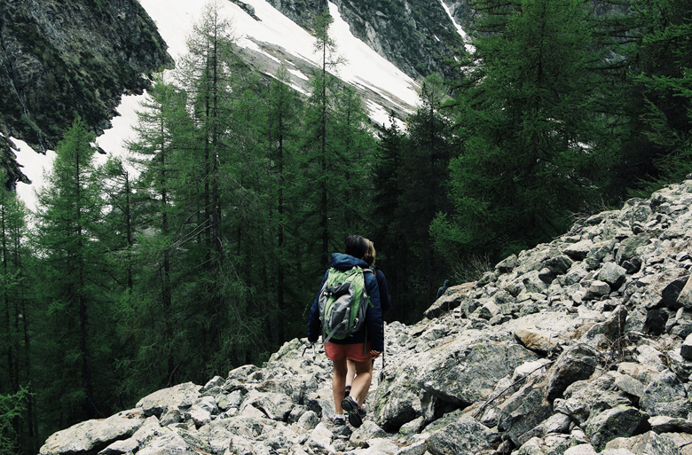 百公里公益徒步活动筹160万助贫困生